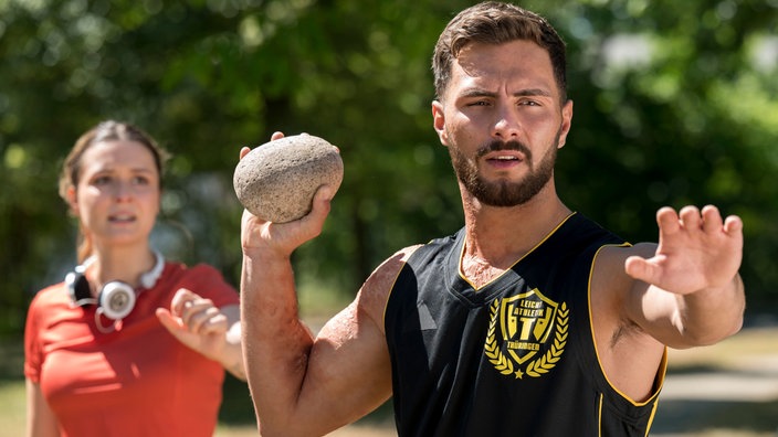 Viktoria Stadler (Isabella Krieger, l.) glaubt, dem brandverletzen Leistungssportler Amir Aslan (Arton Bunjaku,) helfen zu können.