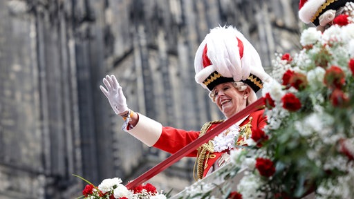 Kölns Oberbürgermeisterin Henriette Reker fährt im Festumzug mit.