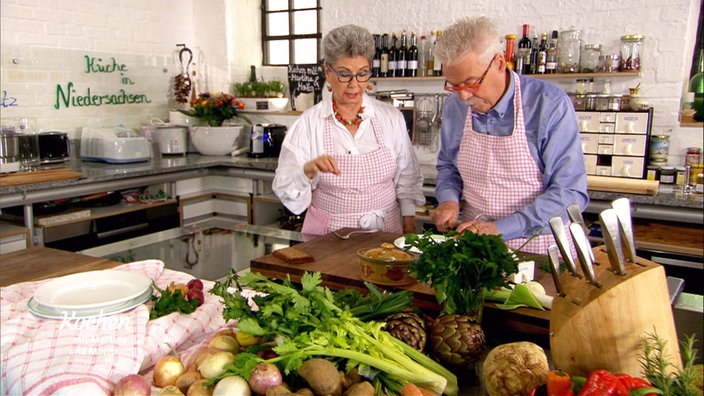 Martina und Moritz bereiten in ihrer Küche niedersächsische Gerichte zu