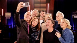 Susan Link, Micky Beisenherz, Thomas Gottschalk, Marco Schreyl, Natalia Wörner, Carola Holzner, Cheyenne Ochsenknecht, Nino Sifkovits und Christoph Maria Herbst machen ein Gruppenselfie.