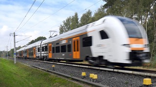 Rhein-Ruhr-Xpress bei Fahrt auf Bahngleisen