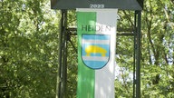 Eine Heidener Flagge im Wald.