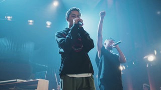 Loyle Carner & Ansu stehen auf der Bühne