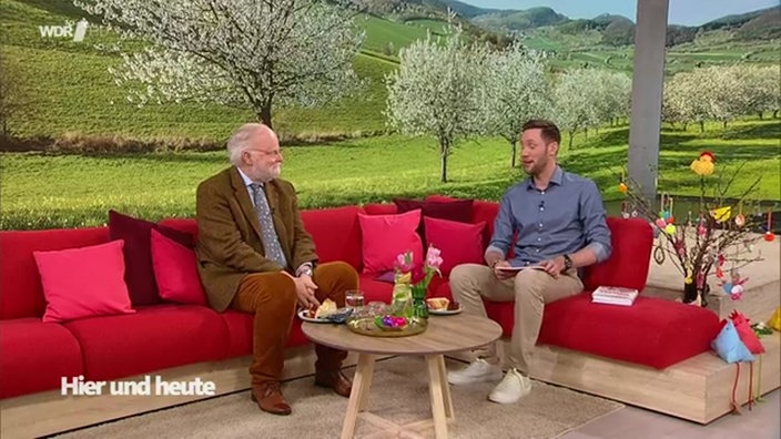 Der Theologe, Buchautor und Psychiater Manfred Lütz und Hier und Heute Moderator Sven Kroll bei einem Gespräch im Studio