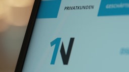 Das Bild zeigt einen Bildschirm auf dem das Logo N1 zu sehen ist. 