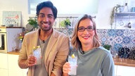 Das Nild zeigt Yvonne Willicks und Bartender Nic Shanker mit Coctails in der Hand.