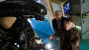 Günter Hoffmann und Edwin Bremer ermitteln im Clubhaus der "Kölner Sichter", einer Gruppe von Ufo-Beobachtern und staunen über eine "Alien"-Statue.