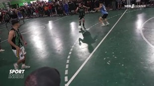 Nächtliches Fußballspiel in einer Halle