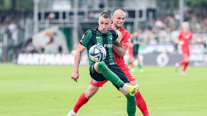 Joel Grodowski (Preußen Münster) und Manuel Stiefler (SpVgg Unterhaching) beim Fußball 3. Liga-Spiel Preußen Münster gegen SpVgg Unterhaching