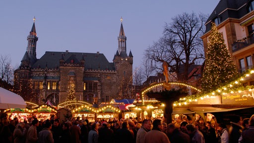 Lichterglanz auf dem Weihnachstmarkt in Aachen vor der Kulisse des historischen Rathauses.