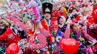 Jecken feiern den Auftakt der Karnevalssession auf dem Heumarkt.