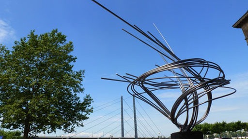 Foto der Edelstahl-Skulptur "Große Mannesmann" von Norbert Kricke