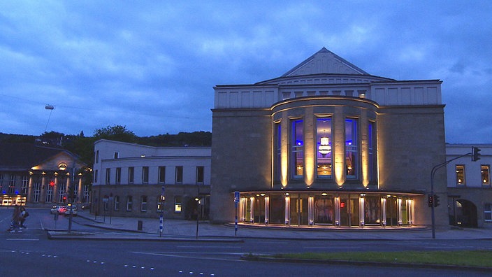 Das Operhaus von Wuppertal von außen in der Dämmerung