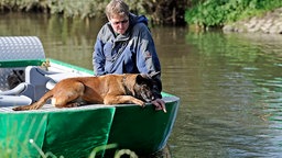 Suchhund am Fluss