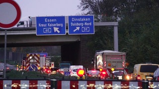 Autos stauen sich vor dem Kreuz Kaiserberg auf der A40.