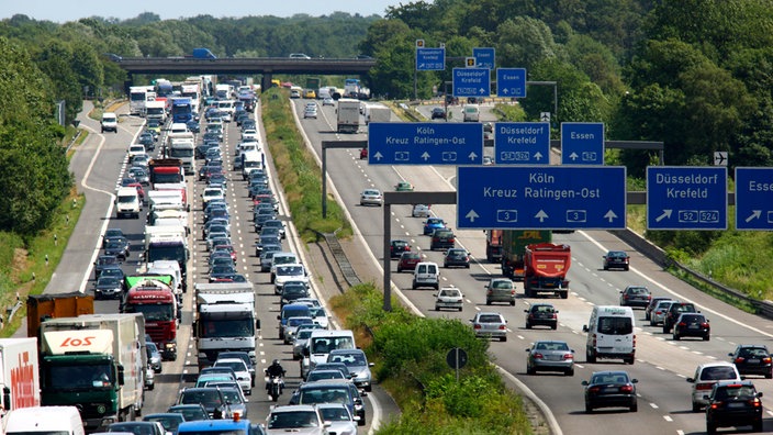 Verkehrsstau auf der Autobahn A3, am Breitscheider Kreuz in Fahrtrichtung Oberhausen, Ratingen.