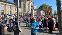 Demonstranten vor dem Deutzer Bahnhof