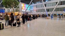 Schlangen im Terminal des Airports Düsseldorf