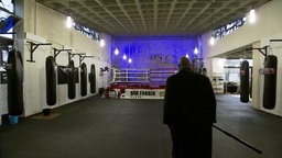 Der Reporter in einer Boxhalle in einer alten Kirche