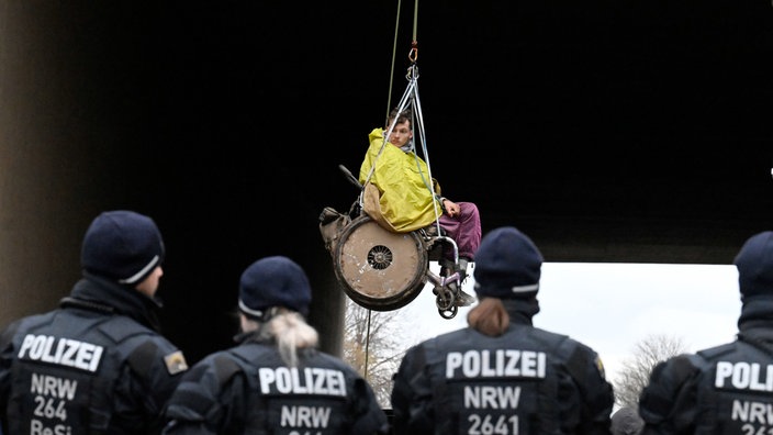 Klimaaktivisten protestieren an der A 44