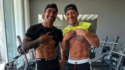 Instagram-Post von Alper Aksac von Juli 2023. Mesut Özil zeigt sein Tattoo, das einen Wolf und drei Halbmonde darstellt