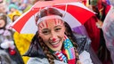 Karnevalistin mit Regenschirn feiert an Weiberfastnacht