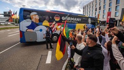 Ankunft der deutschen Fußballnationalmannschaft am Mövenpick Hotel am Stuttgarter Flughafen.