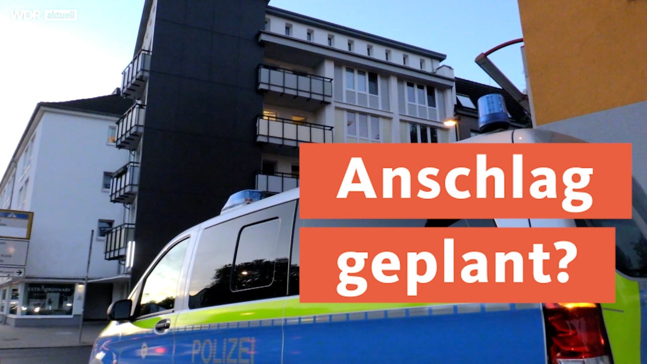 Ein Polizeiauto vor einem Gebäude