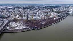 Demonstration gegen Rechtsextremismus in Köln aus der Luft