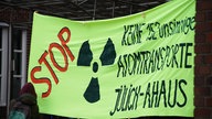 Ein Anti-Atom-Transparent auf der Demo in Ahaus