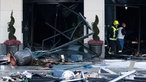 Trümmer vor dem Hotel, in dem ein Aquarium geplatzt ist