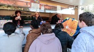 Ein mobiler Marktstand der Gelderner Tafel versorgt in den umliegenden Gemeinden diejenigen bedürftigen Menschen mit Lebensmitteln, die nicht zur zentralen Ausgabestelle der Stadt gelangen