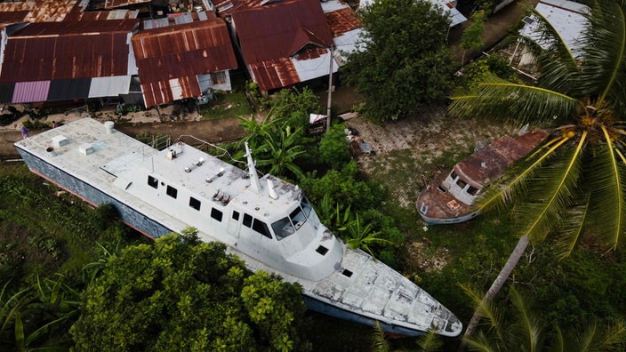 Luftaufnahme zweier durch den Tsunami 2004 in Banda Aceh gestrandeter Patrouillenboote, fotografiert am Vorabend des 20. Jahrestages