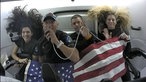 Crew der Mission "Polaris Dawn" mit US-Flagge im Raumschiff