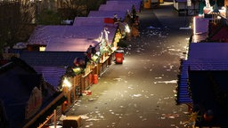 Weihnachtsmarktbuden stehen auf dem geschlossenen Magdeburger Weihnachtsmarkt.