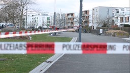 Flatterband der Polizei sperrt den Tatort in der Grünen Mitte in Essen ab