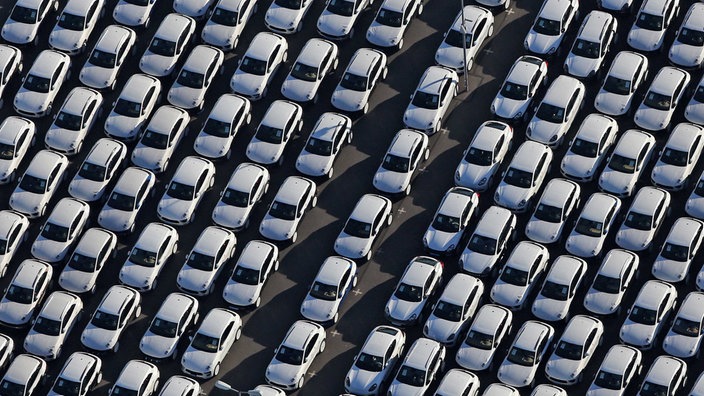 Neuwagen von Porsche stehen auf dem Gelände des Porsche Werks in Leipzig