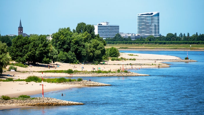 Der Paradiesstrand am Rheinufer in Düsseldorf