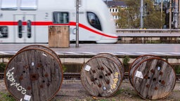 Kabelrollen am Kölner Hauptbahnhof, dahinter ein Zug