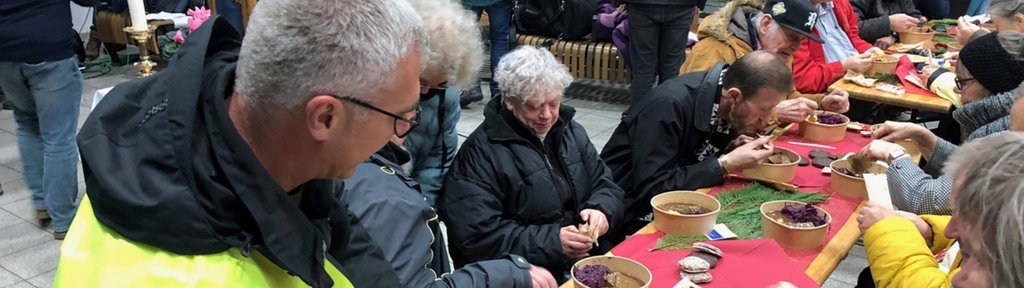 Menschen versammeln sich in Bielefeld für den "Bahnhof Betlehem", ein ökumenischer Gottesdienst