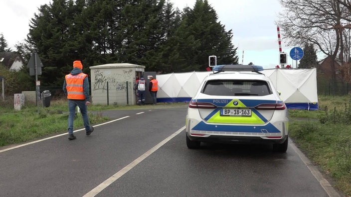 Sichtschutzwände am Unfallort nach tödlichem Unfall am Bahnübergang bei Weilerswist