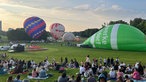 Mit genug Sicherheitsabstand können die Menschen das Spektakel gemütlich in der Abendsonne beobachten