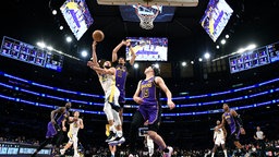 Golden State Warriors werfen einen Korb 