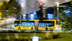 Ein Bus mit der Aufschrift «Umstieg Zukunft» fährt am frühen Morgen über die eine Hauptstraße