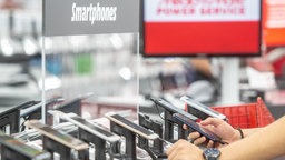 Smartphones liegen in einem Elektronikmarkt