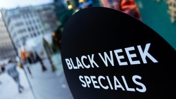 "Black Week Specials" steht auf einem Schaufenster am Rande der Königsallee