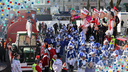 Die Blauen Funken und der Zugleiterwagen des Festkomitees Kölner Karneval führen den Zug an