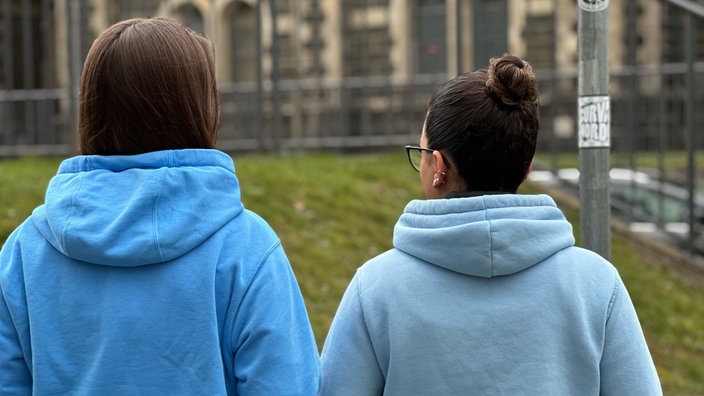 Zwei Frauen in blauen Pullovern in Mönchengladbach