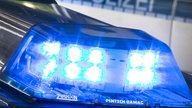 Ein Einsatzfahrzeug der Polizei mit Blaulicht