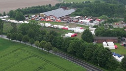 Blitz schlägt bei Zeltlager mit Hunderten Kindern und Jugendlichen der Jugendfeuerwehr ein